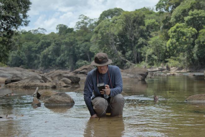 Jan using his fish finder to record a Gymnorhamphichthys in the sand